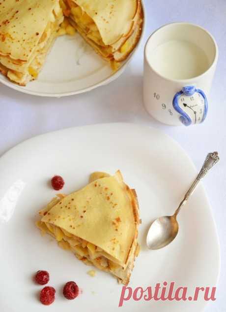 Блинный торт с яблоками, изюмом и бананами.