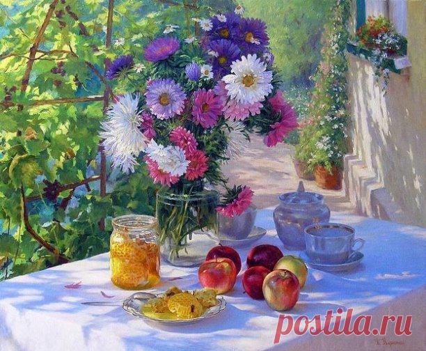 Стихи Марины Цветаевой.
Август - астры,
Август - звезды,
Август - грозди
Винограда и рябины
Ржавой - август!
Полновесным, благосклонным
Яблоком своим имперским,
Как дитя, играешь, август.
Как ладонью, гладишь сердце
Именем своим имперским:
Август!- Сердце!
Месяц поздних поцелуев,
Поздних роз и молний поздних!
Ливней звездных -
Август! - Месяц
Ливней звездных!