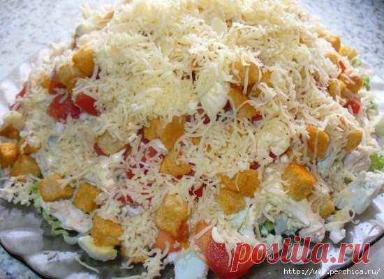 Очень вкусный салат *Хрустик* с сухариками и курицей