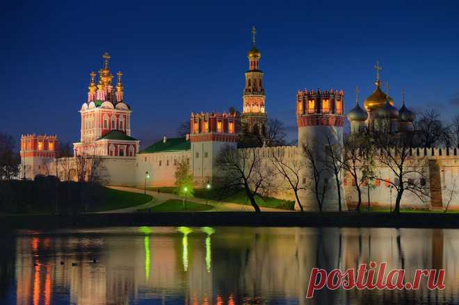 Новодевичий монастырь в Москве основан Великим Князем Московским Василием III Иоанновичем в 1524 году.