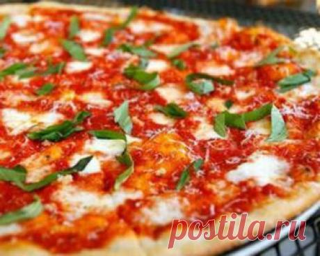 Тесто для пиццы, приготовленное без применения дрожжей приготовленное как в пиццерии, на кефире, сметане, воде, жидкое, тонкое.