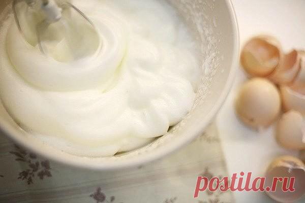 Торт Прага 
 
Ингредиенты: 
 
Для бисквита: 
● 6 белков 
● 6 желтков 
● 150г сахара 
● 115г муки 
● 25г какао-порошка 
● 40г сливочного масла 
 
Для крема: 
● 1 желток 
● 20г воды 
● 120г сгущенки 
● 200г масла 
● пакетик ванильного сахара 
● 10г какао 
● 55г абрикосового джема 
 
Для глазури: 
● 60г шоколада 
● 60г сливочного масла 
 
Приготовление: 
 
Желтки взбить с половиной сахара в пышный очень светлый крем. Белки взбить до плотности. Добавить оставшийся сахар и взби...