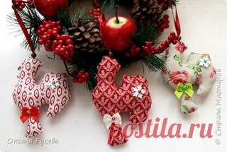 Текстильный петушок.
автор: Оксана Гусева г. Павловский Посад, Московская область

В старину новогоднюю ёлку украшали сладостями, самодельными деревянными и тряпичными игрушками, и дом наполнялся теплом и уютом! 
Подарите себе и своим близким праздник! 

Полное описание, как сделать такого петушка, вы найдёте кликнув по ссылке

#петушок #текстиль #игрушка #handmade