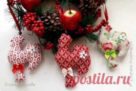 Текстильный петушок.
автор: Оксана Гусева г. Павловский Посад, Московская область

В старину новогоднюю ёлку украшали сладостями, самодельными деревянными и тряпичными игрушками, и дом наполнялся теплом и уютом! 
Подарите себе и своим близким праздник! 

Полное описание, как сделать такого петушка, вы найдёте кликнув по ссылке

#петушок #текстиль #игрушка #handmade