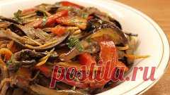 ТОП-7 САЛАТОВ ПО-КОРЕЙСКИ 🍴
1) МОРКОВКА ПО-КОРЕЙСКИ
ИНГРЕДИЕНТЫ: 
● 350 гр моркови 
● 1 ч.л. соли 
● 1 ч.л. сахара 
● 1/2 ч.л. молотого кориандра 
● На кончике ножа красного острого ароматного перца 
● 2 зубчика чеснока 
● 1 ст.л. растительного масла 
● 1 ст.л. 9 % уксуса 
ПРИГОТОВЛЕНИЕ:
1. Чистим и натираем на терке морковь.
2. Добавляем все остальные ингредиенты. 
3. Перемешиваем (можно руками). И отправляем в холодильник настаиваться. Я оставляю на ночь. 
4. А утром уж...