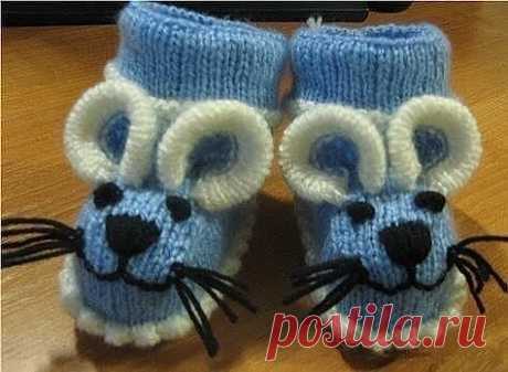 МАСТЕР-КЛАСС "ПИНЕТКИ-МЫШКИ"  МАСТЕР-КЛАСС "ПИНЕТКИ-МЫШКИ" 

Набираем 40 петель
Замыкаем и вяжем на 4 спицах (по 10 петель) 2 ряда белой нитью изнаночными петлями, затем 3 ряда голубой нить лицевыми петлями,
затем белой нитью - 1 ряд лицевыми и 2 ряда изнаночными
Белую нить обрезаем, 2 кончика завязываем узелком.

Далее вяжем только голубой нитью – 10 рядов лицевыми петлями. (При этом в первом голубом ряду убавляем по 1 петле на каждой спице, провязывая вместе 9 и 10 петли...