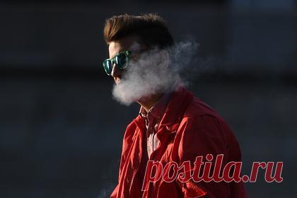 Вероятность снижения числа курильщиков в России оценили. Существенного сокращения производства сигарет вряд ли стоит ожидать, поскольку оставшиеся на рынке компании смогут восполнить дефицит, рассказал «Ленте.ру» член координационного совета по борьбе против табака при Минздраве России Виктор Зыков. По его мнению, это еще один повод задуматься об отказе от табака.