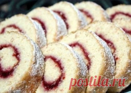 Рецепты быстрых рулетиков к чаю!

Ингредиенты:

2 яйца
1 ст. сахара
1 ст. йогурта
ванилин
1 ч.л. соды
1,5 ст. муки
джем для смазывания.

Приготовление:

Включить духовку, оба тена, на 300 градусов,пусть греется,а пока..
Взбить яйца с сахаром и ванилином, добавить йогурт, размешав в нём предварительно соду, затем добавить муку, тесто жидкое, льющееся..
Противень застелить бумагой или смазанной калькой и вылить тесто, наклоняя противень, распределить его по всему противню.
П...