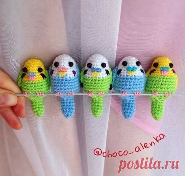 Попугайчики
Шедевры амигуруми - ЛУЧШЕЕ из мира амигуруми!!

Автор: @choco-alenka

Для вязания такой птички нам понадобится: пряжа белая, голубая (или зеленая), черная, розовая, желтая; крючок; наполнитель.
Вяжем всё столбиками без накида.

Условные обозначения:
вп - воздушная петля
сбн - столбик без накида
уб - убавка
пр - прибавка
*6 - повторить 6 раз
*3 - повторить 3 раза

Голова - тело.
1 ряд. 6 сбн в кольцо амигуруми
2 ряд. пр * 6 (12)
3 ряд. (1 сбн, пр) * 6 (18)
4-5 р...