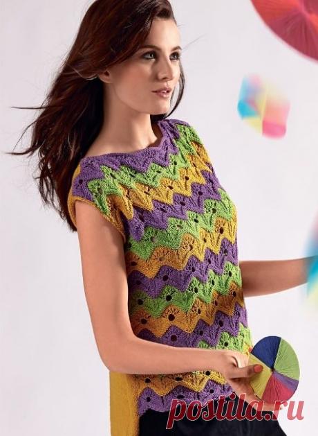 Топ зигзагообразным узором из пряжи 3-х цветов, с удлинённой спинкой. Спицами. / yarukodelnica.ru