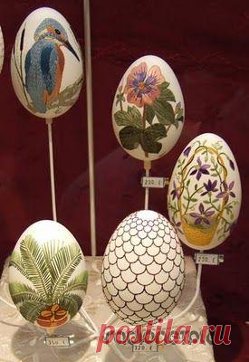 Опытная мастерица вышивальной техники Элизабет Кляйн уже в течение десяти лет создает на яйцах картины цветущих крестьянских садов, протягивая через проделанные в скорлупе яйца дырочки яркие шелковые ленточки. Трехмерный эффект и благородный блеск шелка дают возможность знатокам охарактеризовать ее уникальное искусство, как «Поэзия на яйце».