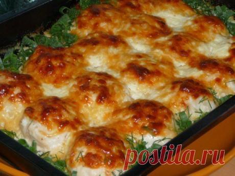 Ингредиенты: 
500 г куриного филе 
1 луковица 
1 яйцо 
3 зубчика чеснока 
200 мл сливок 
150 г твердого сыра 

Приготовление: 
Куриное филе слегка отбить и мелко порезать, затем добавить мелко шинкованный лук, посолить, поперчить, влить взбитое в пену яйцо и хорошенько перемешать. Форму для запекания смазать жирными сливками. Из приготовленной массы формировать небольшие шарики и выкладывать их в форму. Запекать в разогретой до 180ºС духовке 10-15 минут. Приготовим заливку: сыр