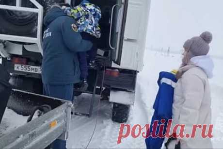 Спасение сотни россиян из снежного плена в Заполярье показали на видео. Спасатели МЧС России на снегоходах и микроавтобусах эвакуировали более 100 человек, оказавшихся в снежном плену в Заполярье. О ЧП стало известно ранее 30 марта. Из-за непогоды десятки автомобилей застряли на дороге из села Териберка в Мурманск. Очевидцы публиковали видео с места.