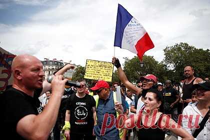 Макрон уличил участников акций против «санитарных пропусков» в эгоизме. Президент Франции Эммануэль Макрон оценил массовые акции и протесты против санитарных пропусков, которые прошли 17 и 24 июля по всей стране. Он напомнил гражданам о том, что свобода подразумевает под собой обязательства. Отказ от вакцинации французский лидер назвал не свободой, а безответственностью и эгоизмом.