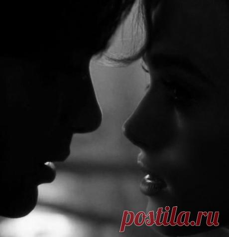 Я не завидую чужому счастью (Эдуард Асадов) Я не завидую чужому счастьюИ, как умею, берегу свое.И если у друзей в душе ненастье,То это горе также и мое!Друзьям не расставляю я капканы,Не закрываю сердце на засовИ не ищу в поступках их изъяны.Др…