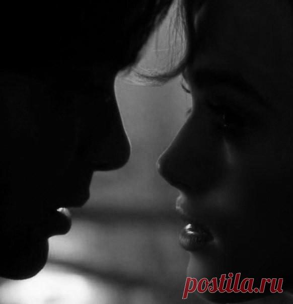 Я не завидую чужому счастью (Эдуард Асадов) Я не завидую чужому счастьюИ, как умею, берегу свое.И если у друзей в душе ненастье,То это горе также и мое!Друзьям не расставляю я капканы,Не закрываю сердце на засовИ не ищу в поступках их изъяны.Др…