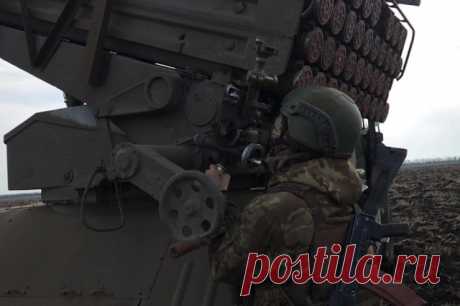 Российские военные уничтожили танк ВСУ в окрестностях Красногоровки в ДНР. Машина уничтожена управляемыми ракетами переносного противотанкового ракетного комплекса «Фагот».