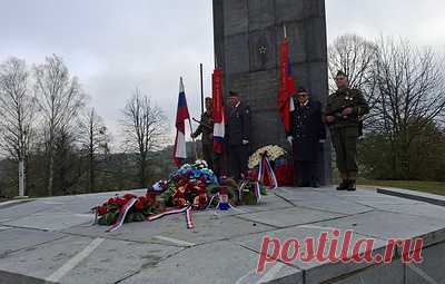 В Словении почтили память погибших во Второй мировой партизан и советских солдат. В мероприятии, в рамках которого прошла церемония возложения венков к памятнику погибшим в словенском регионе Суха-Краина, приняли участие более 50 человек