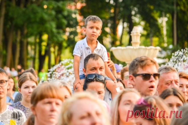 День семьи, любви и верности. В Москве пройдут 180 праздничных мероприятий. В честь самого семейного летнего праздника в столице состоится 180 мероприятий. В субботу ожидаются концерты, мастер-классы, спортивные игры и другие развлечения.