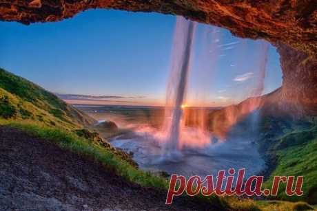 Лучшие фото из сети за месяц. Закат у водопада Seljalandsfoss, Исландия. | Разно Всяко
