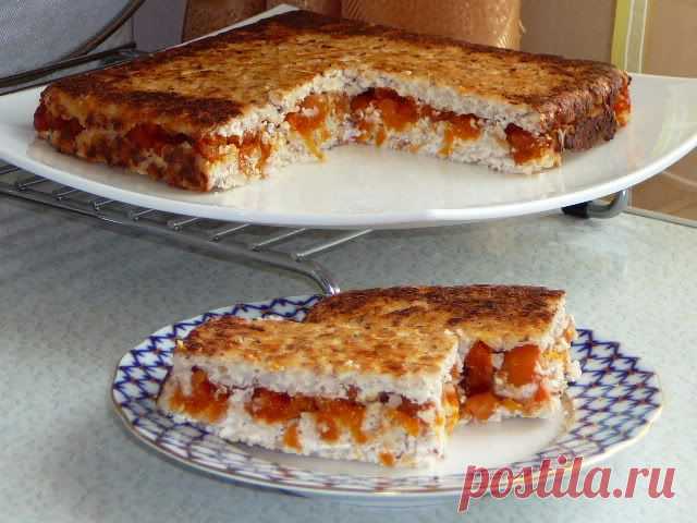 Пирог гречнево-творожный с курагой.