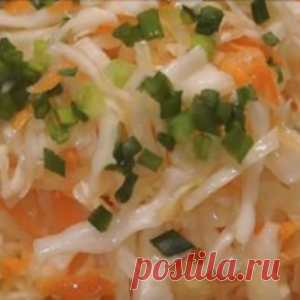 Капуста, приготовленная по этому рецепту — очень вкусная, остренькая, хрустящая и самое главное: быстрая в приготовлении.