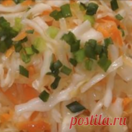 Капуста, приготовленная по этому рецепту — очень вкусная, остренькая, хрустящая и самое главное: быстрая в приготовлении.