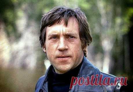 Мне скулы от досады сводит: 
Мне кажется который год, 
Что там, где я, — там жизнь проходит, 
А там, где нет меня, — идет. 
 
А дальше — больше, — каждый день я 
Стал слышать злые голоса: 
"Где ты — там только наважденье, 
Где нет тебя — всё чудеса. 
 
Ты только ждешь и догоняешь, 
Врешь и боишься не успеть, 
Смеешься меньше ты, и знаешь, 
Ты стал разучиваться петь! 
 
Как дым твои ресурсы тают, 
И сам швыряешь всё подряд. 
Зачем?! Где ты — там не летают, 
А там, где нет т...