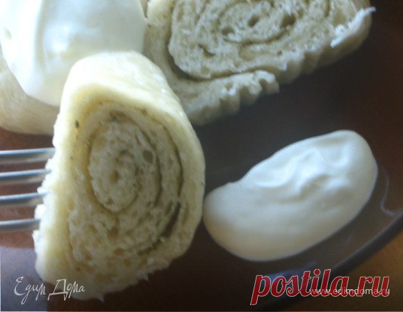 Еще одно блюдо кавказской кухни. Рулет из простого, дрожжевого теста на пару, с ароматной ореховой травой(можно заменить итальянскими травами) и сметано -чесночным соусом. Что такое ореховая трава, смотрите здесь: http://www.edimdoma.ru/recipes/29894 Пробуйте!