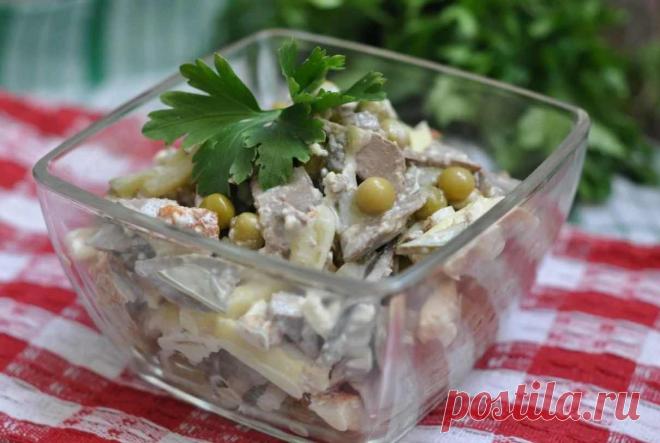 САЛАТ С ПЕЧЕНЬЮ И ОМЛЕТОМ.