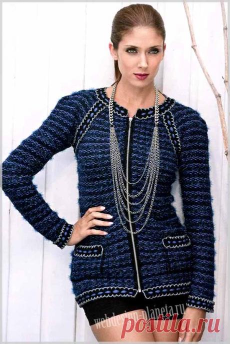 Стильный удлиненный жакет спицами с декоративной тесьмой Элегантный полосатый удлиненный жакет спицами на молнии с декоративной тесьмой выполнен из пряжи нескольких видов, что делает его изысканным и неповторимым.