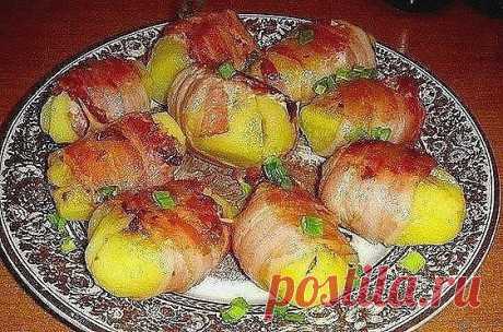 10 вкусных рецептов из картофеля 

1). Картофель Дофинэ

Ингредиенты:

● 9 шт. картофеля, средних, одинаковой величины
● 9 ч. л. сливочного масла
● 9 пластинок сыра голландского или Гауда толщиной 5 мм
● соль и молотый перец по вкусу

Приготовление:

Картофель вымыть и очистить, срезав небольшой кусочек с одного края, так, чтобы картофель можно было поставить вертикально. По всей длине картофеля ножом сделать надрезы, как если бы вы нарезали для картофеля фри, но не дореза...