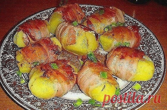 10 вкусных рецептов из картофеля 

1). Картофель Дофинэ

Ингредиенты:

● 9 шт. картофеля, средних, одинаковой величины
● 9 ч. л. сливочного масла
● 9 пластинок сыра голландского или Гауда толщиной 5 мм
● соль и молотый перец по вкусу

Приготовление:

Картофель вымыть и очистить, срезав небольшой кусочек с одного края, так, чтобы картофель можно было поставить вертикально. По всей длине картофеля ножом сделать надрезы, как если бы вы нарезали для картофеля фри, но не дореза...