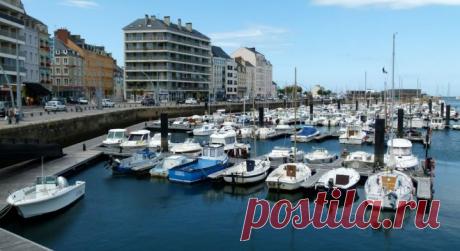 Шербу́р-Октеви́ль (Cherbourg-Octeville) – живописный портовый городок на берегу Ла-Манша, прославленный музыкой Мишеля Леграна и романтической ролью Катрин Денёв в фильме «Шербурские зонтики»...  |  Что посмотреть в Нормандии: города, которые стоит посетить | Oh!France: поездка во Францию