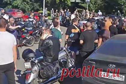 Появилось видео с места сходки сотен байкеров в центре столицы российского региона
