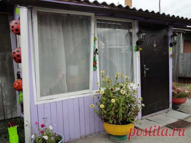 Продается 2х-комнатная квартира,в одноэтажном панельном 4х-квартирном доме.Квартира расположена в середине дома, квартира полностью благоустроенная ,отопление автономное газовое (котел двухконтурный ),сан/узел совмещенный ,своя скважина ,частично мебелированная квартира очень уютная и теплая .недавно сделан косметический ремонт.Имеется металлический гараж с погребом,баня,2-сарая, дровник, двор бетонированный .Рядом школа, больница,аптека,магазины,ж/д вокзал.автобусная остановка,улицы асфальтиров