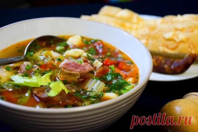 ДЕНЬ ПЕРВОГО БЛЮДА. Боб-левеш Вариация популярного венгерского супа

Привет. 
Представляю «Боб-левеш», вернее его вариацию, так как на аутентичность я даже не посягаю. Это венгерский суп — густой, копченый, острый, согревающий. Во…