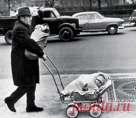 На родителей часто обижаются, что не долюбили, мол. Но, не стоит так говорить, пока не узнаешь детали... 
На родителей часто обижаются.
Кричали. Мало внимания уделяли. По затылку ударили. Не купили игрушку. Выясняли отношения между собой. И мало любили – вот и психолог подтвердил: вас не долюбили! Откуда…