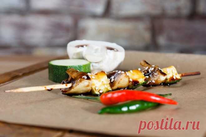 «Необычный» вегетарианский шашлык из шампиньонов и цукини — Вкусные рецепты