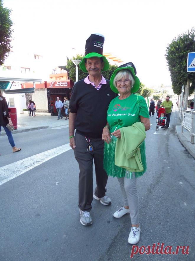 Интересная парочка! Отмечают День Святого Патрика на Майорке. Костюмы соответствуют, а у женщины на спине еще и бабочка.