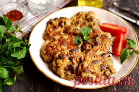 Рубленые котлеты из печени В данном рецепте  рубленых котлет из пеечни для приготовления не нужно использовать мясорубку или блендер, чтобы измельчить печень, субпродукт будет нарезаться ножом на мелкие кусочки. Такие котлеты готовятся очень быстро и просто. Для сочности и резкости во вкусе печень дополняем луком. Чтобы котлеты хорошо держали форму и не распадались во время жарки, используем смесь яйца, майонеза и крахмала.

Рубленые печеночные котлеты имеют преимущества п...