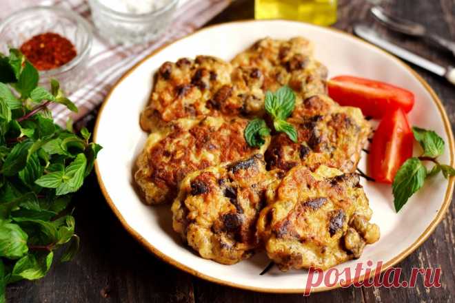 Рубленые котлеты из печени В данном рецепте  рубленых котлет из пеечни для приготовления не нужно использовать мясорубку или блендер, чтобы измельчить печень, субпродукт будет нарезаться ножом на мелкие кусочки. Такие котлеты готовятся очень быстро и просто. Для сочности и резкости во вкусе печень дополняем луком. Чтобы котлеты хорошо держали форму и не распадались во время жарки, используем смесь яйца, майонеза и крахмала.

Рубленые печеночные котлеты имеют преимущества п...