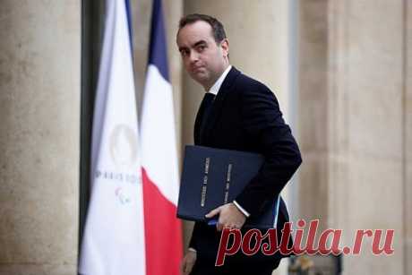 Во Франции заявили о невозможности запретить гражданам ехать на Украину. Министр обороны Франции Себастьен Лекорню заявил, что республика не может запретить французам ехать воевать на Украину. «Есть французы, гражданские, кто отправился воевать на Украину в украинской военной форме. Мы не можем им запретить, мы все-таки демократия», — сказал он в интервью телеканалу LCI.