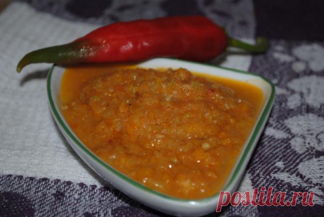 Вкусная кабачковая аджика - как приготовить аджику из кабачков в домашних условиях, пошаговый рецепт с фото Предлагаемая аджика из кабачков, помидор и перца имеет нежную структуру. Во время еды острота приходит постепенно, по нарастающей. Такая кабачковая икра готовится без огромных затрат времени и сил, если у вас живёт на кухонной полочке электромясорубка. :)
