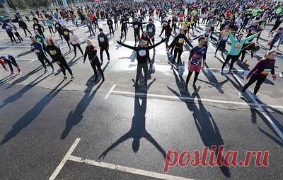Здоровье и внутренняя гармония: чем полезны умеренные физические нагрузки. Понятие физической культуры гораздо шире, чем одноименные школьные уроки, и подразумевает привычку двигаться, стремление поддерживать тело в тонусе и сохранять здоровье на долгие годы. Даже самые простые формы активности — ежедневные прогулки, утренняя зарядка, езда на велосипеде улучшают самочувствие и меняют качество жизни
