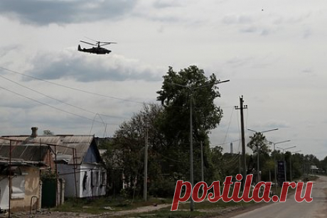 В США оценили живучесть российского Ка-52 с оторванным хвостом. Конструктивные особенности российского ударно-разведывательного вертолета Ка-52 позволяют ему продолжить полет даже с оторванной хвостовой частью. Живучесть летательного аппарата оценил обозреватель американского издания The Drive Томас Ньюдик. Автор обратил внимание на распространяемые в интернете кадры.
