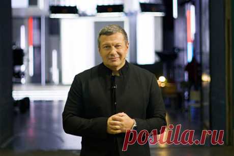 Из эфира КВН на Первом канале вырезали шутку про Соловьева. Из эфира «Встречи выпускников КВН» вырезали шутку команды «Сборной Снежногорска» про Владимира Соловьева. Во время конкурса «Импровизация» участник команды в костюме среднего пальца передал Соловьеву «привет от екатеринбуржцев». Зал встретил шутку бурными аплодисментами, но в эфире Первого канала она отсутствовала.