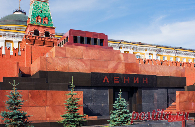 История мавзолея В.И. Ленина Первый деревянный Мавзолей (проект А. В. Щусева) был возведён ко дню похорон Владимира Ильича Ульянова (Ленина) (27 января 1924), имел форму куба, увенчанного трёхступенчатой пирамидой. Он простоял ли…