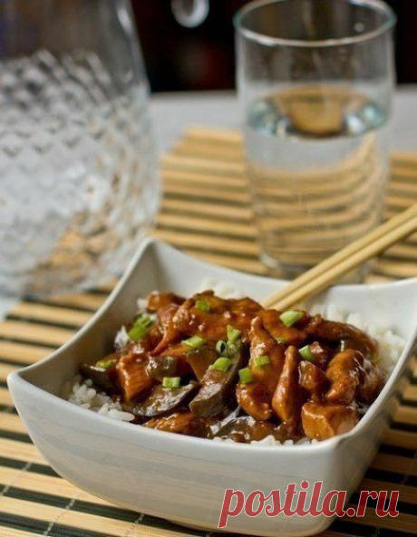 Кулинар'и'Я
Курица с баклажанами «По-китайски»

Ингредиенты на 6 порций:

• 800 г. филе куриных грудок;
• 900 г. баклажанов;
• 60 мл. соевого соуса;
• 60 мл. красного винного уксуса;
• 3 ст.л. сахара;
• 1 ст.л. натертого свежего имбиря;
• 1 ч.л. кунжута (по желанию);
• 2 ч.л. кукурузного крахмала (или 1 ч.л. картофельного);
• 1 зубчик чеснока;
• красный острый перец на кончике ножа.