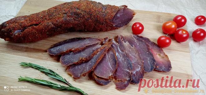 Как приготовить бастурму из свиной вырезки всего из двух ингредиентов без хим. добавок Свиная вырезка имеет небольшой диаметр, поэтому ее безбоязненно можно засолить без применения химических добавок в домашних условиях. После вымачивания и просушки мясо получается в меру соленым, со жгучей ароматной корочкой и очень плотной структурой.Ингредиенты:а) свиная вырезка - 2 шт.,б) соль -